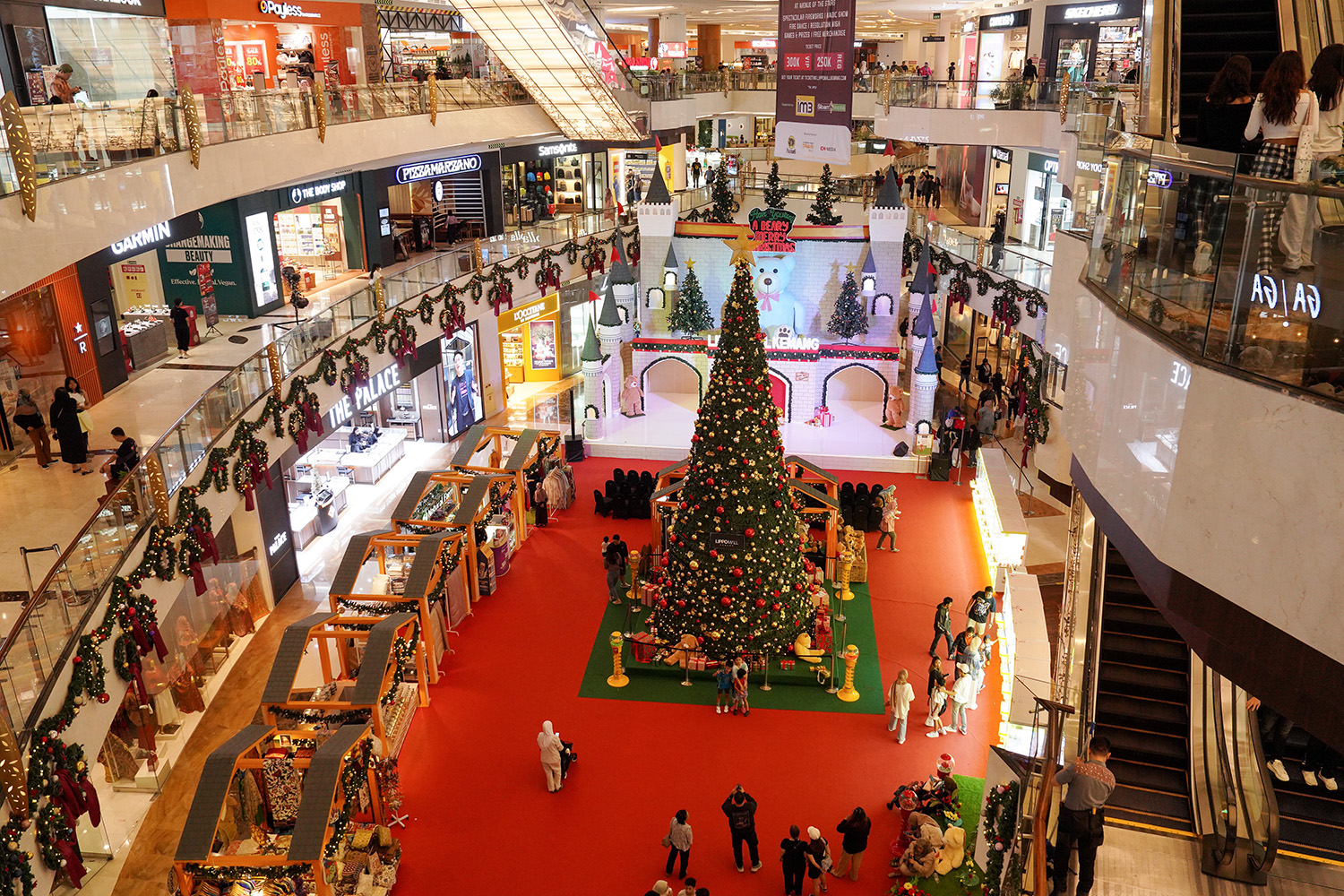 Sambut Natal Parade Santa dan Santarina Sapa Pengunjung Mall