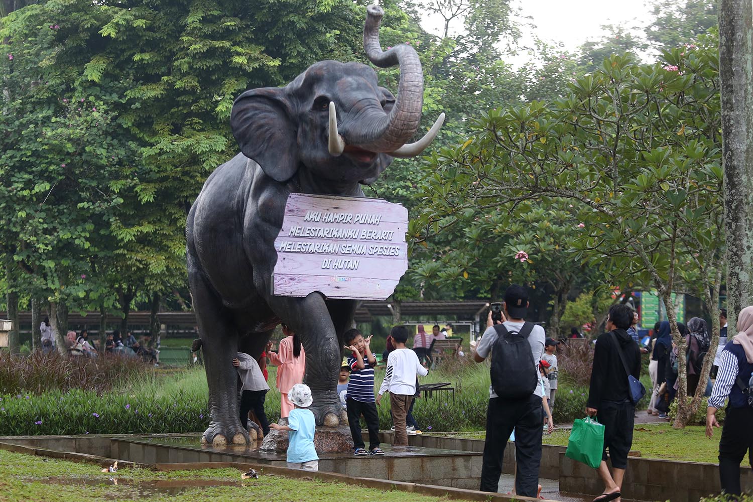 Taman Margasatwa Ragunan Diserbu 60 Ribu Pengunjung
