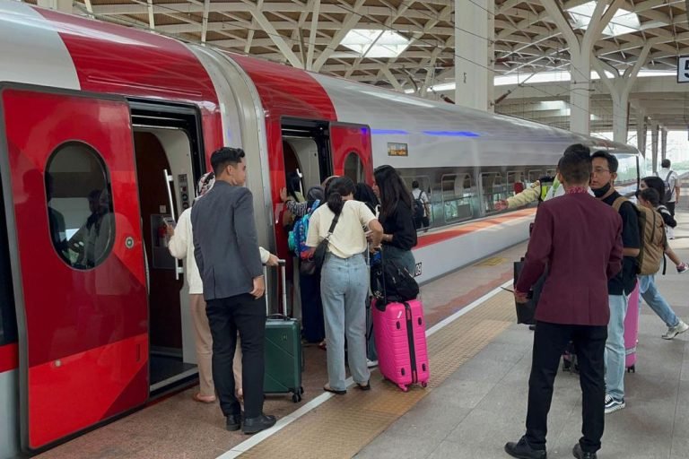 Momen Lonjakan Penumpang Whoosh di Nataru, 174 Barang Tertinggal
