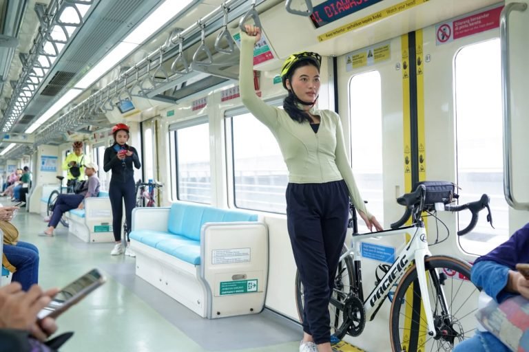 LRT Jabodebek Fasilitasi Pengguna Sepeda Non-Lipat dengan Aturan Baru