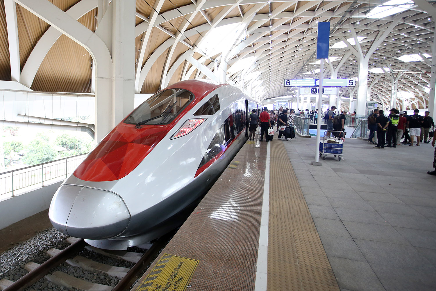 Lonjakan Penumpang Whoosh di Momen Libur Sekolah
