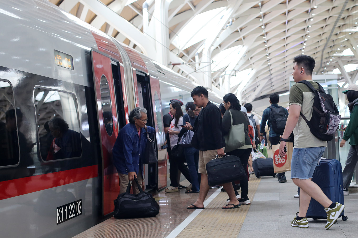 Lonjakan Penumpang Whoosh di Momen Libur Sekolah
