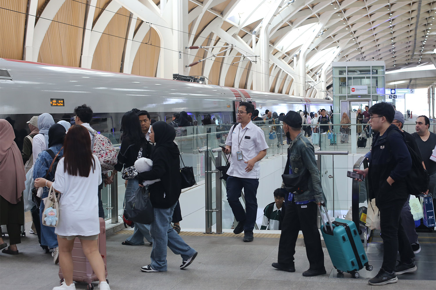 Lonjakan Penumpang Whoosh di Momen Libur Sekolah
