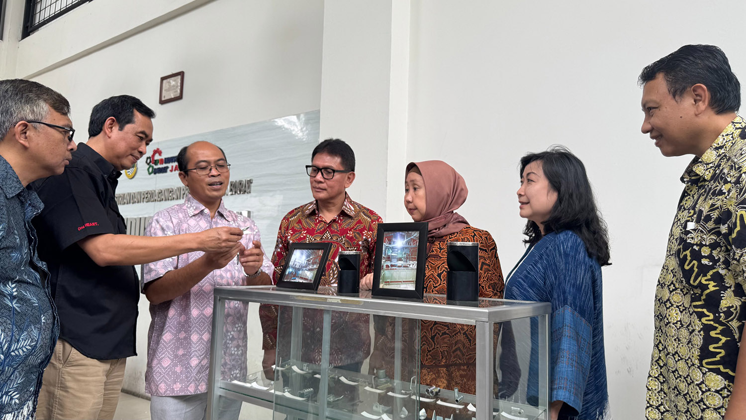 Direktur Industri Kecil Menengah (IKM) CV Daya Reksa Presindo Binaan Astra melalui Yayasan Dharma Bhakti Astra (YDBA) dan Dinas Perindustrian & Perdagangan Provinsi Jawa Barat (Dinas Perindag Jabar), Suherman (ketiga kiri) menunjukkan produk manufacturing yang diproduksinya kepada Ketua Pengurus YDBA, Rahmat Samulo (tengah); Sekretaris Pengurus YDBA, Ema P. Prasetio (kedua kanan); Bendahara Pengurus YDBA, Agung K. Sampurno (kanan); Direktur Industri Kecil dan Menengah Logam, Mesin, Elektronika dan Alat Angkut, Kementerian Perindustrian RI, Ir. Dini Hanggandari, MSi (ketiga kanan); Quality Assurance Head PT Astra Honda Motor, Setyo Budi Anang Yuliarto (kedua kiri) dan Kepala UPTD industri logam Dinas Perindag Jabar, Pahala Hatigoran Marbun, S.ST., M.M. (kiri) saat Peresmian Lembaga Pengembangan Bisnis (LPB) Bandung kolaborasi YDBA bersama Dinas Perindag Jabar (20/12/2024). (katafoto/HO/YDBA)