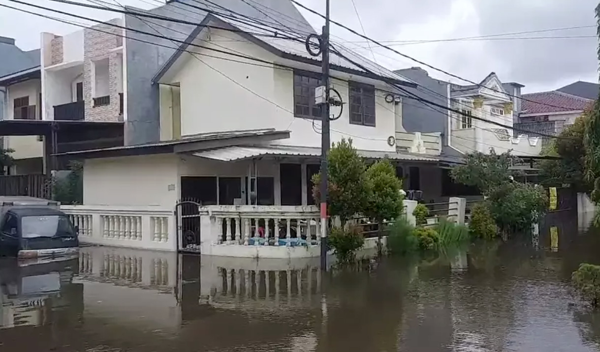 Banjir Rendam Perumahan Mewah di Kelapa Gading, Warga Terpaksa Mengungsi