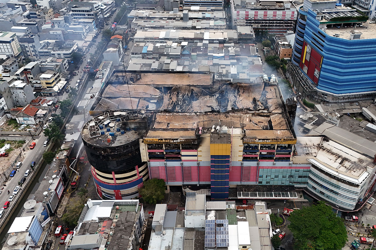 Api Melalap Empat Lantai, Begini Penampakan Kebakaran Glodok Plaza
