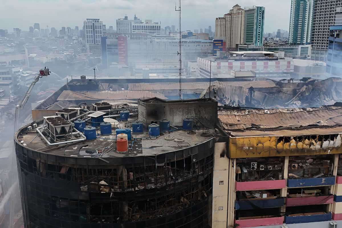 Api Melalap Empat Lantai, Begini Penampakan Kebakaran Glodok Plaza
