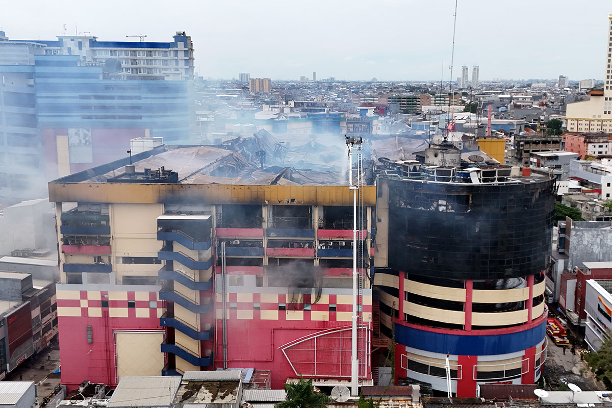 Api Melalap Empat Lantai, Begini Penampakan Kebakaran Glodok Plaza
