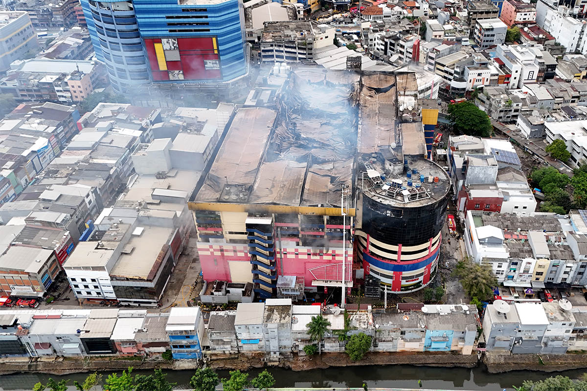 Api Melalap Empat Lantai, Begini Penampakan Kebakaran Glodok Plaza

