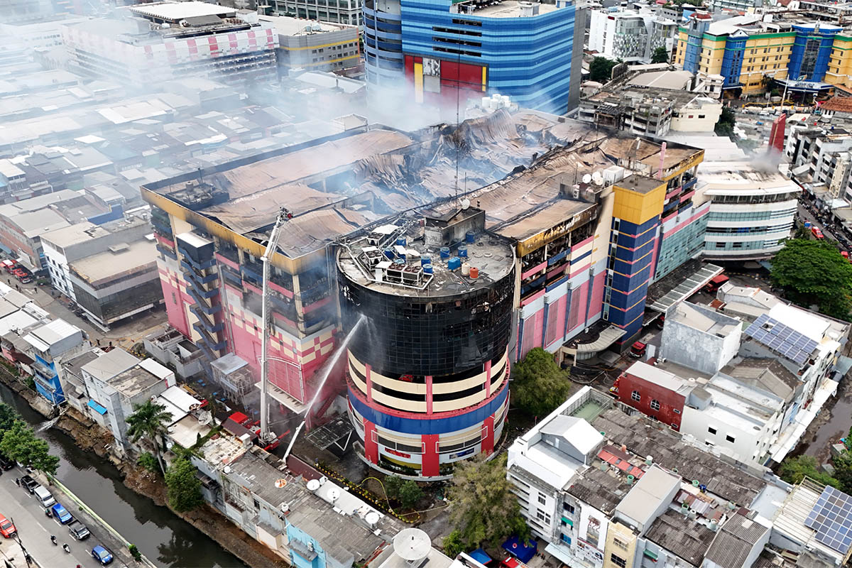 Api Melalap Empat Lantai, Begini Penampakan Kebakaran Glodok Plaza
