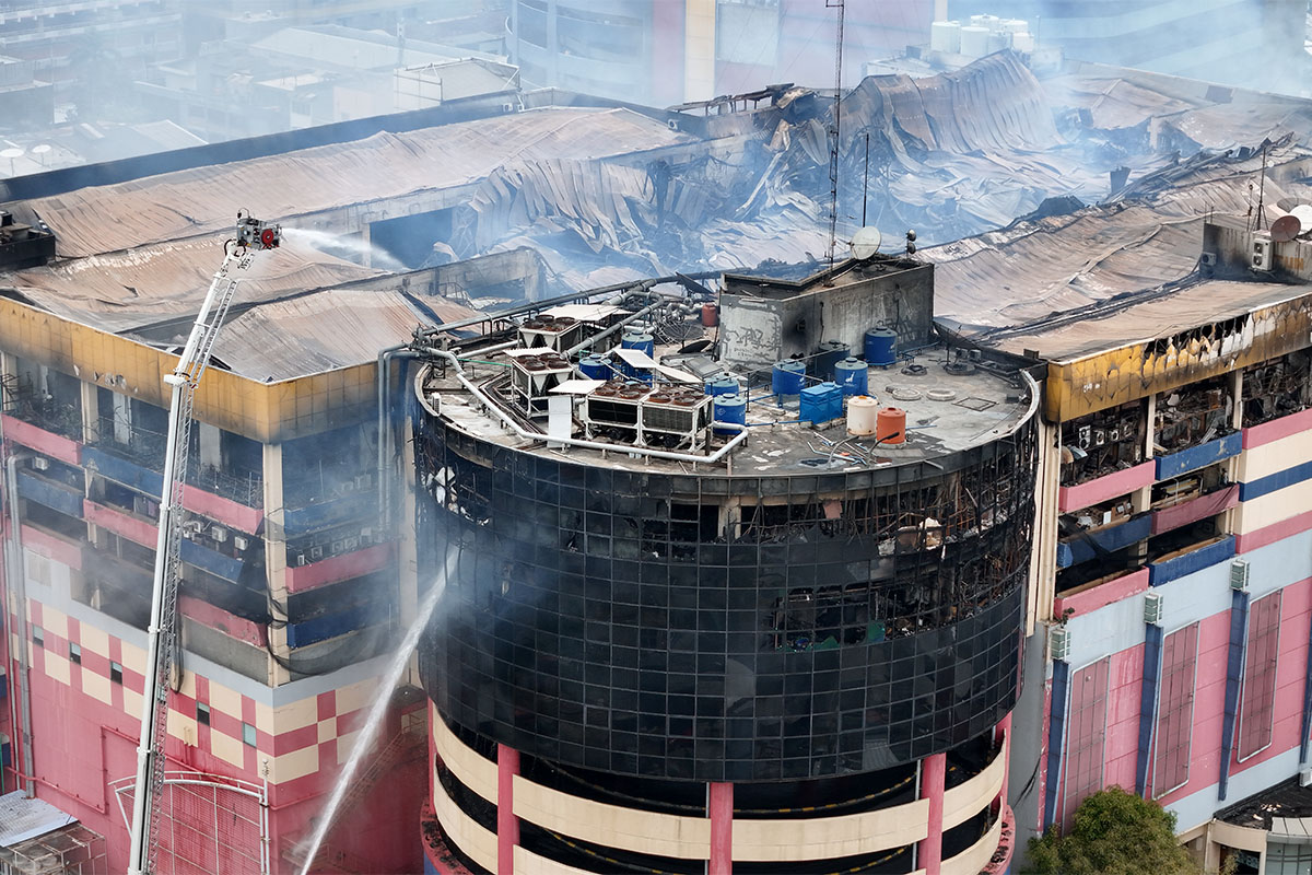 Api Melalap Empat Lantai, Begini Penampakan Kebakaran Glodok Plaza
