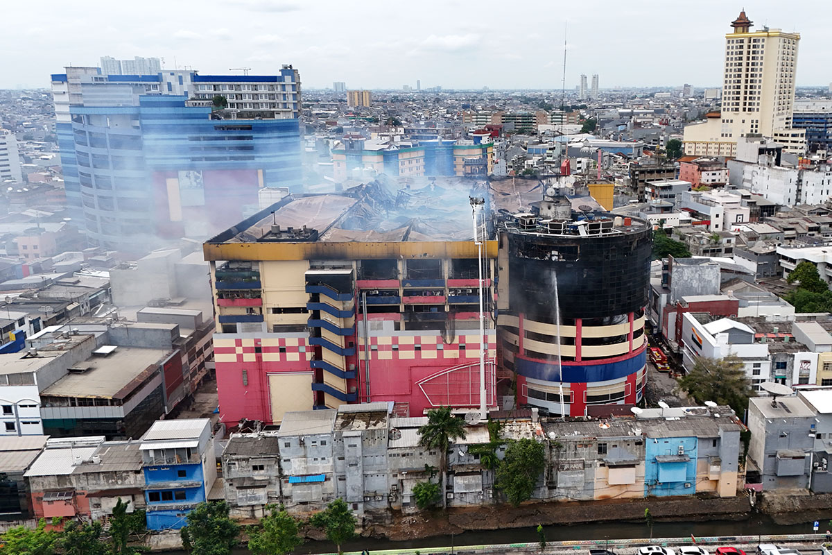 Api Melalap Empat Lantai, Begini Penampakan Kebakaran Glodok Plaza
