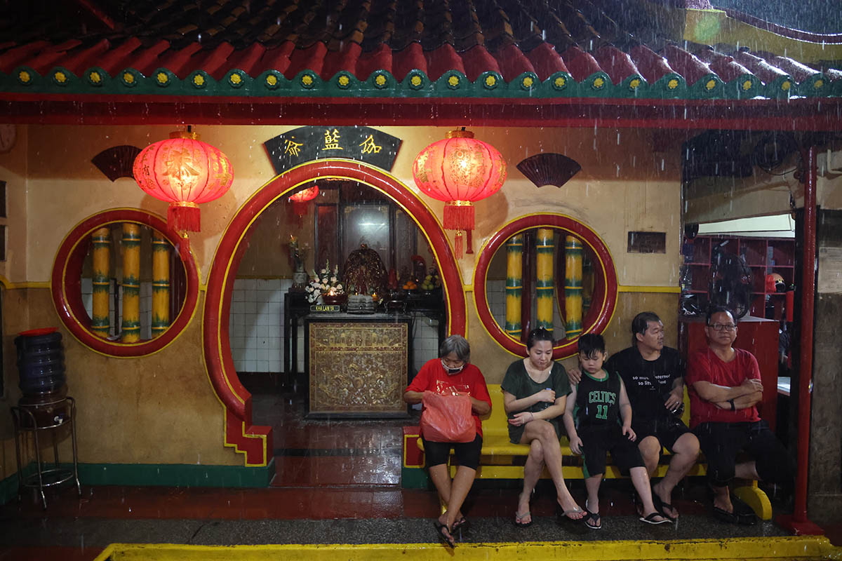 Tradisi Imlek di Kelenteng Boen Tek Bio, Ribuan Umat Berdoa untuk Keberkahan
