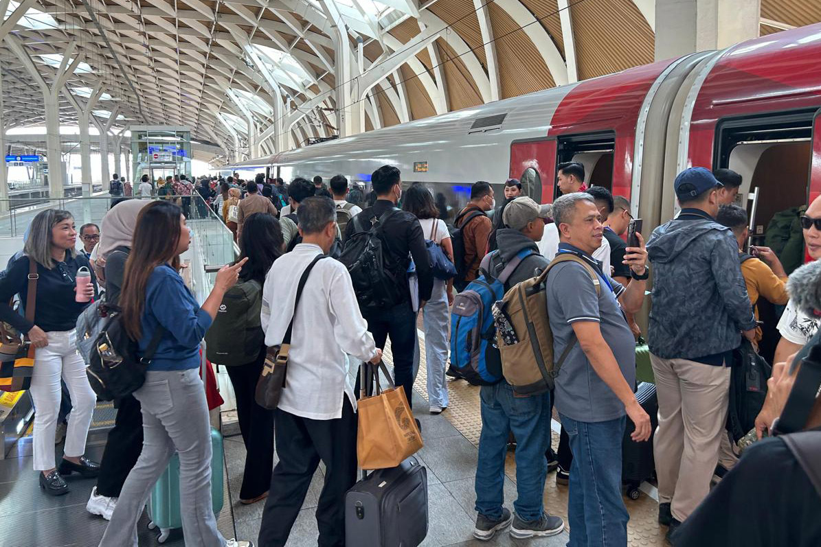 Mau Dapat Potongan? Kini Naik Kereta Cepat Whoosh Bisa Melalui WhatsApp