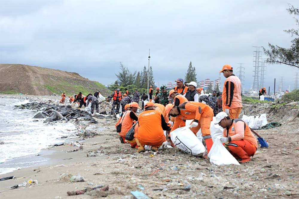 Ratusan Peserta dan Relawan Berhasil Kumpulkan 10 Meter Kubik Sampah di Pantai Ancol