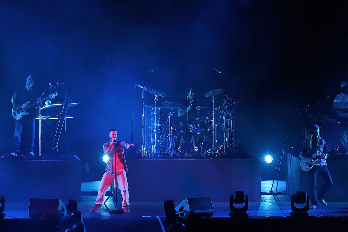 Konser Maroon 5 Guncang Jakarta! Adam Levine Buka Baju Pamer Tato, Penonton Histeris