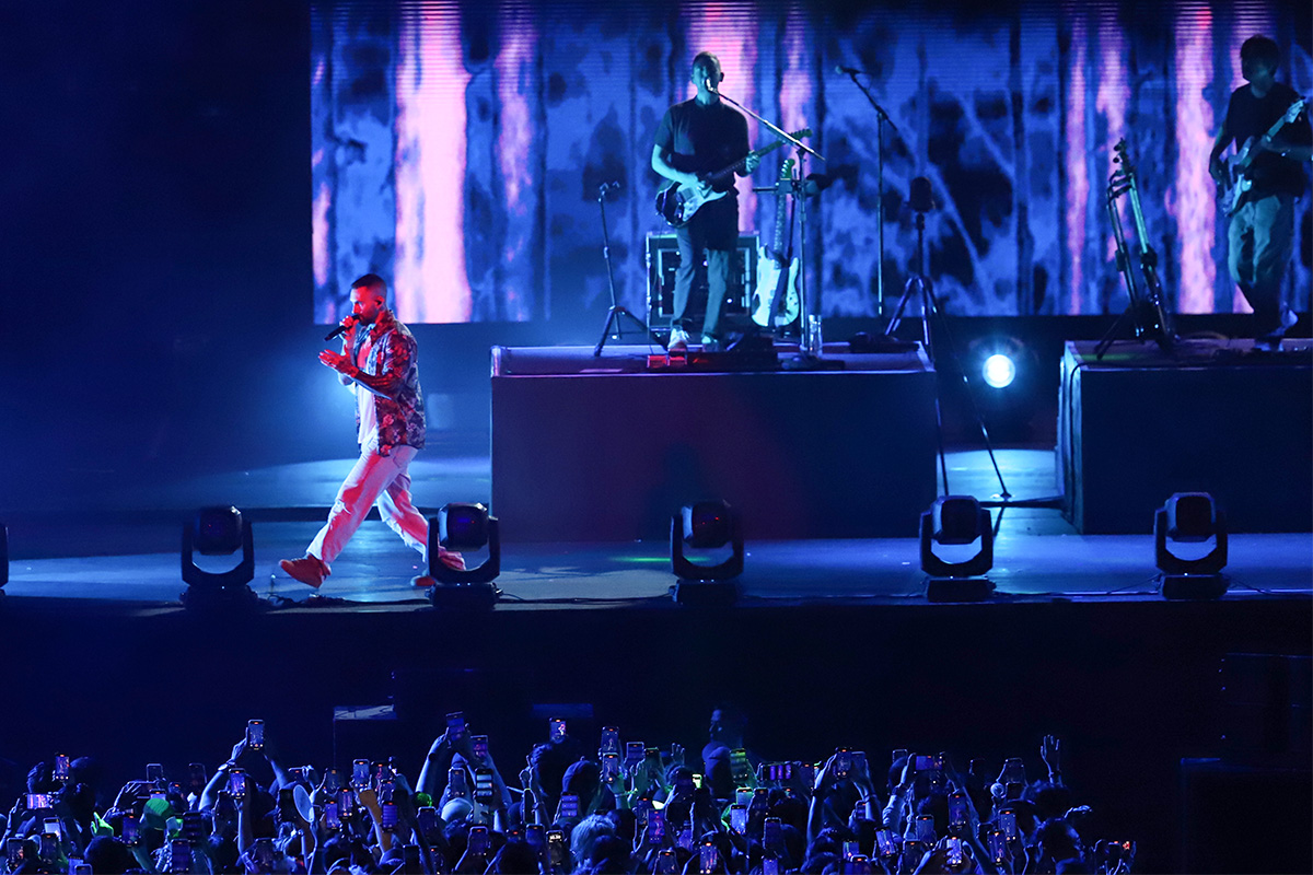 Konser Maroon 5 Guncang Jakarta! Adam Levine Buka Baju Pamer Tato, Penonton Histeris