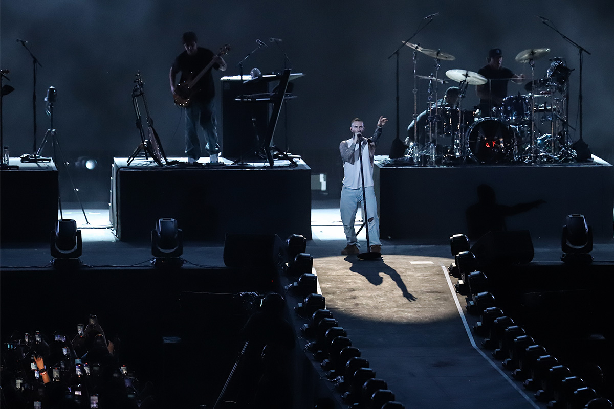 Konser Maroon 5 Guncang Jakarta! Adam Levine Buka Baju Pamer Tato, Penonton Histeris