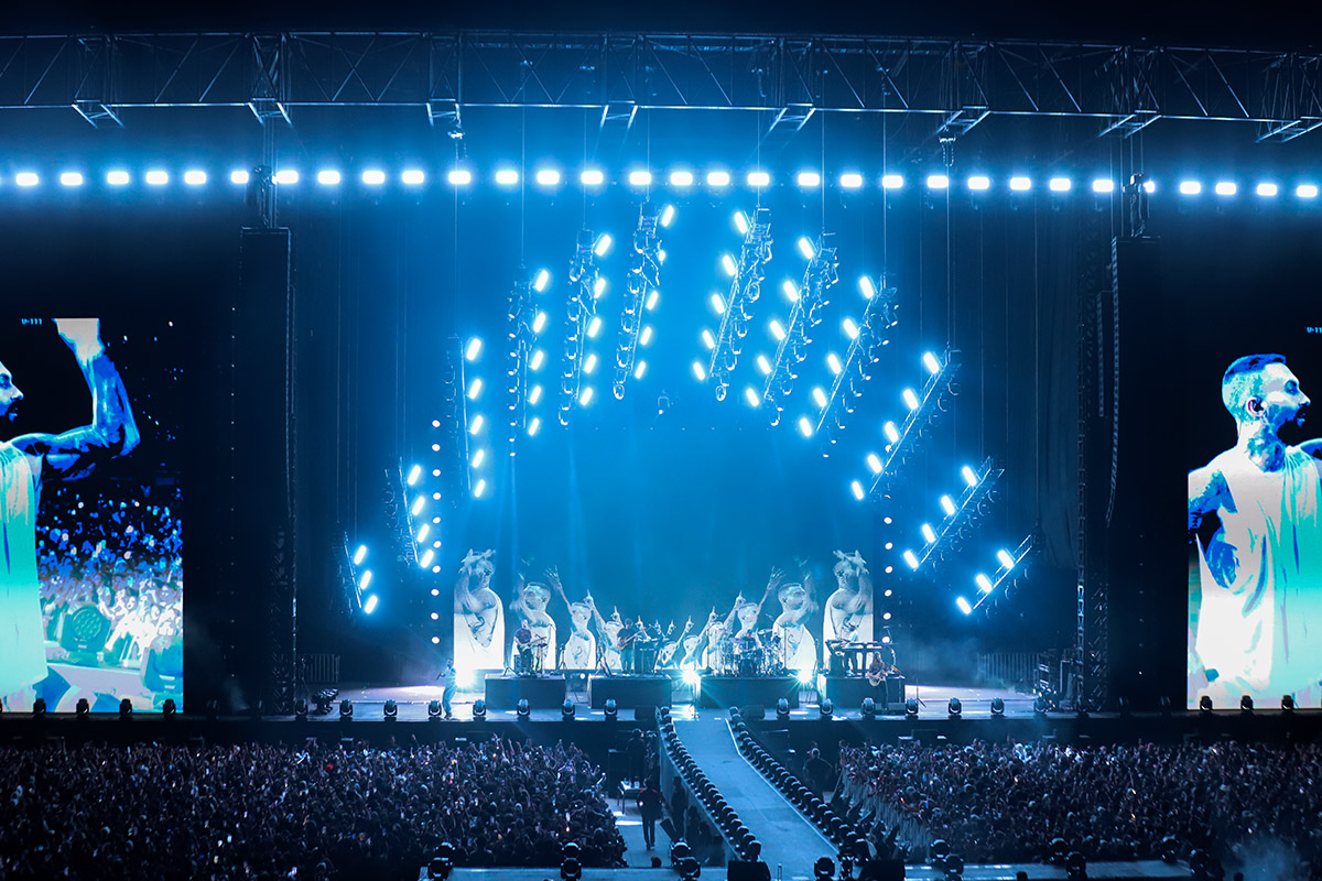 Konser Maroon 5 Guncang Jakarta! Adam Levine Buka Baju Pamer Tato, Penonton Histeris