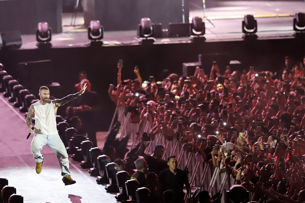Konser Maroon 5 Guncang Jakarta! Adam Levine Buka Baju Pamer Tato, Penonton Histeris
