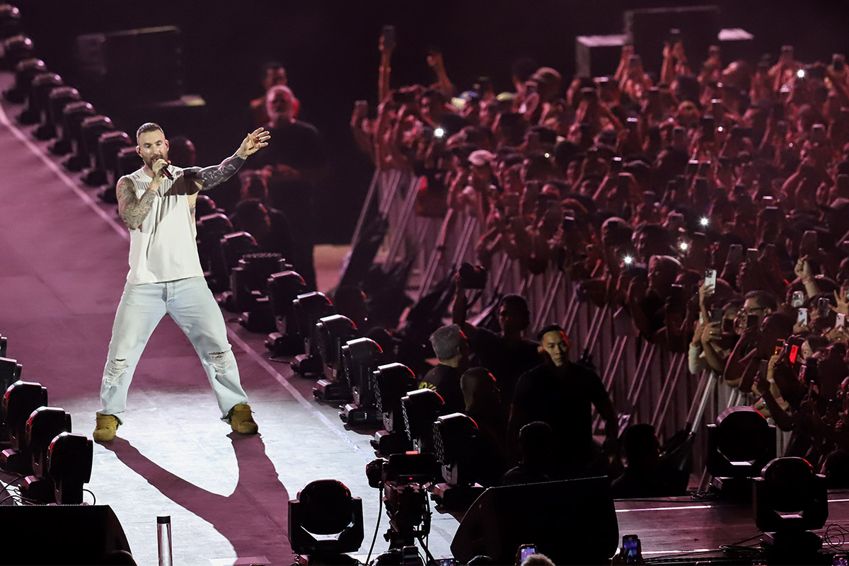 Konser Maroon 5 Guncang Jakarta! Adam Levine Buka Baju Pamer Tato, Penonton Histeris