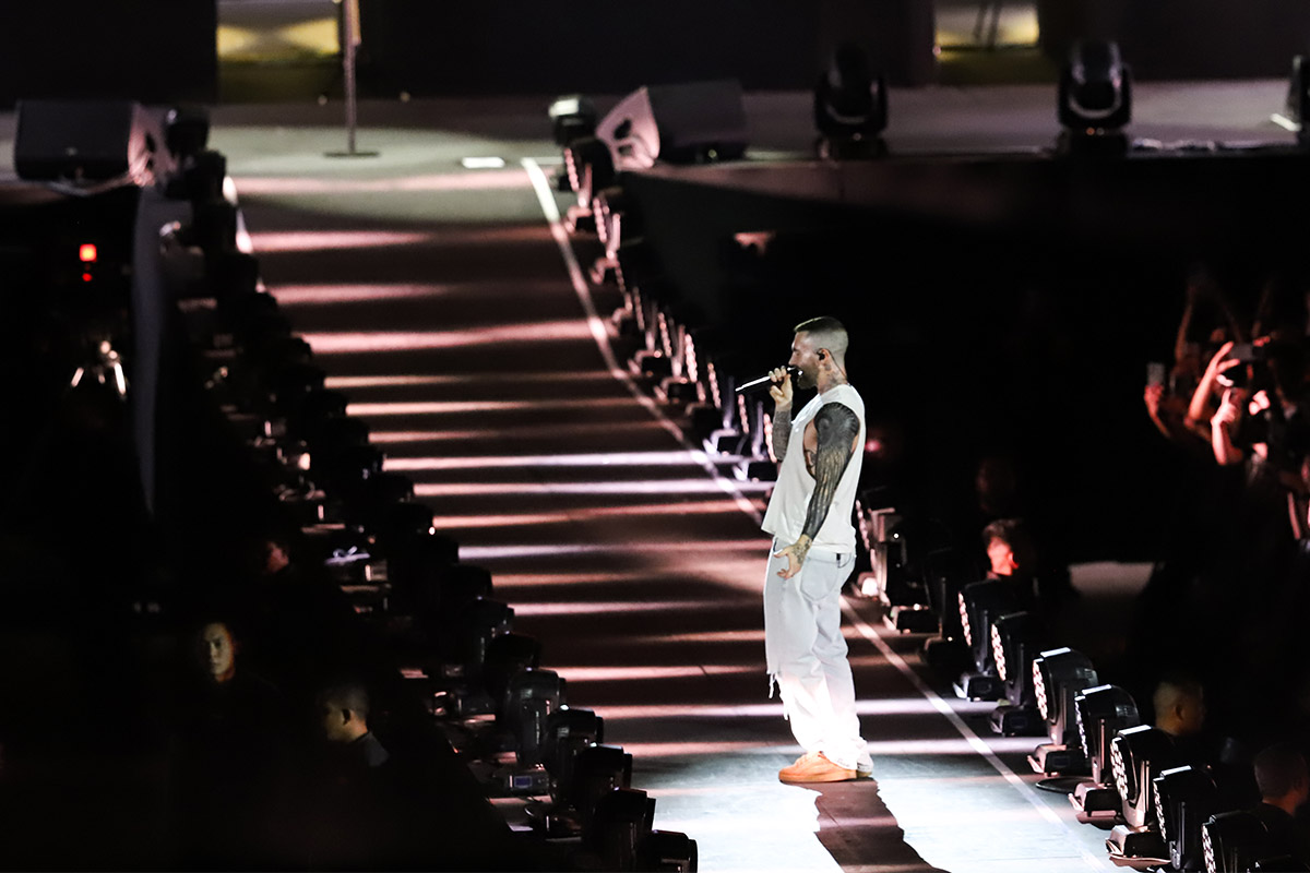 Konser Maroon 5 Guncang Jakarta! Adam Levine Buka Baju Pamer Tato, Penonton Histeris