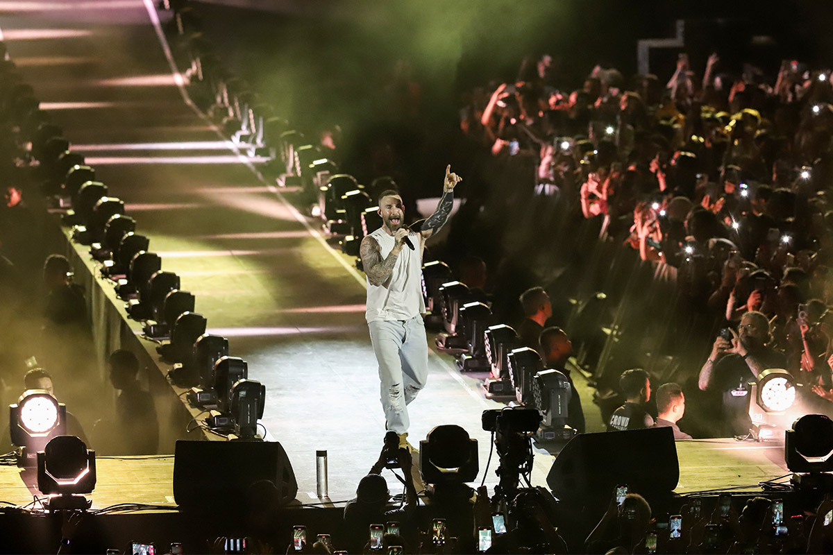 Konser Maroon 5 Guncang Jakarta! Adam Levine Buka Baju Pamer Tato, Penonton Histeris
