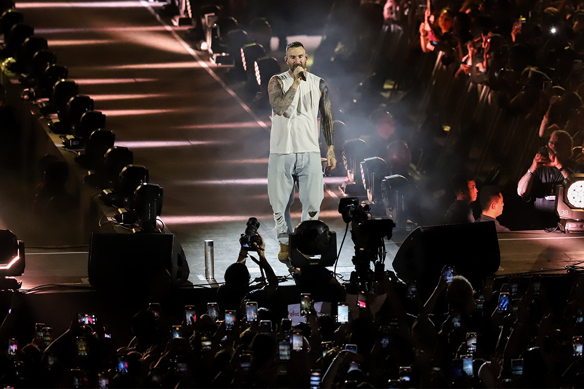 Konser Maroon 5 Guncang Jakarta! Adam Levine Buka Baju Pamer Tato, Penonton Histeris