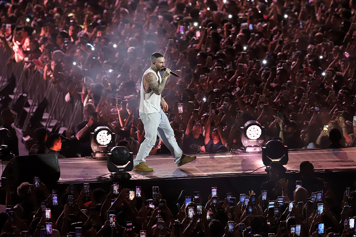 Konser Maroon 5 Guncang Jakarta! Adam Levine Buka Baju Pamer Tato, Penonton Histeris