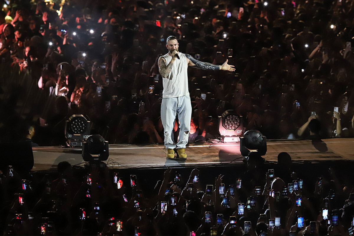 Konser Maroon 5 Guncang Jakarta! Adam Levine Buka Baju Pamer Tato, Penonton Histeris