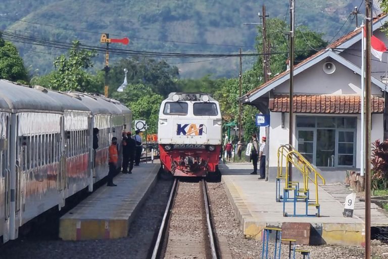 Tiket Kereta Lebaran Laris, KAI Tambah 54 Kereta Api untuk Mudik