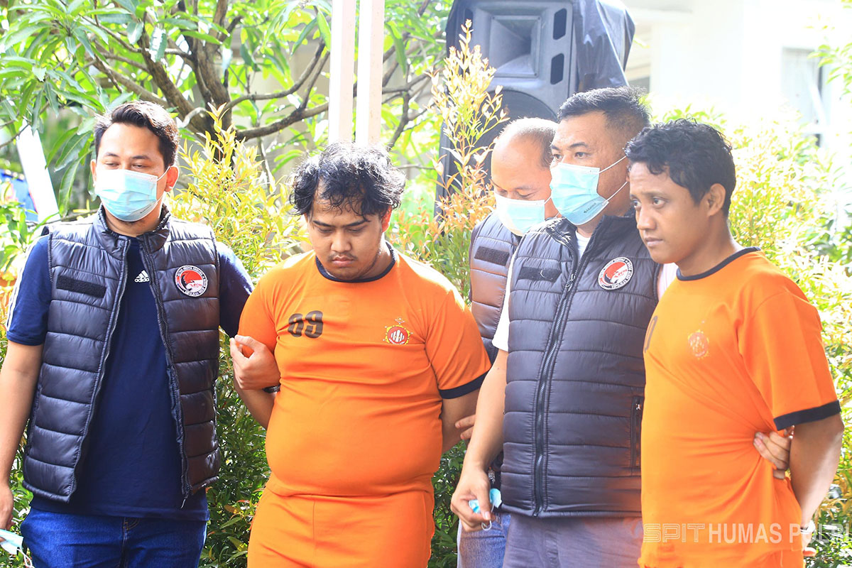 Polri Gerebek Laboratorium 1 Ton Tembakau Sintetis di Sentul, Dua Buron Masih Dikejar! 