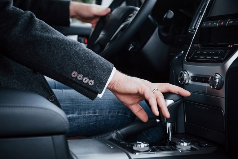 Persneling Mobil: Perbedaan Transmisi Manual dan Matic yang Wajib Diketahui