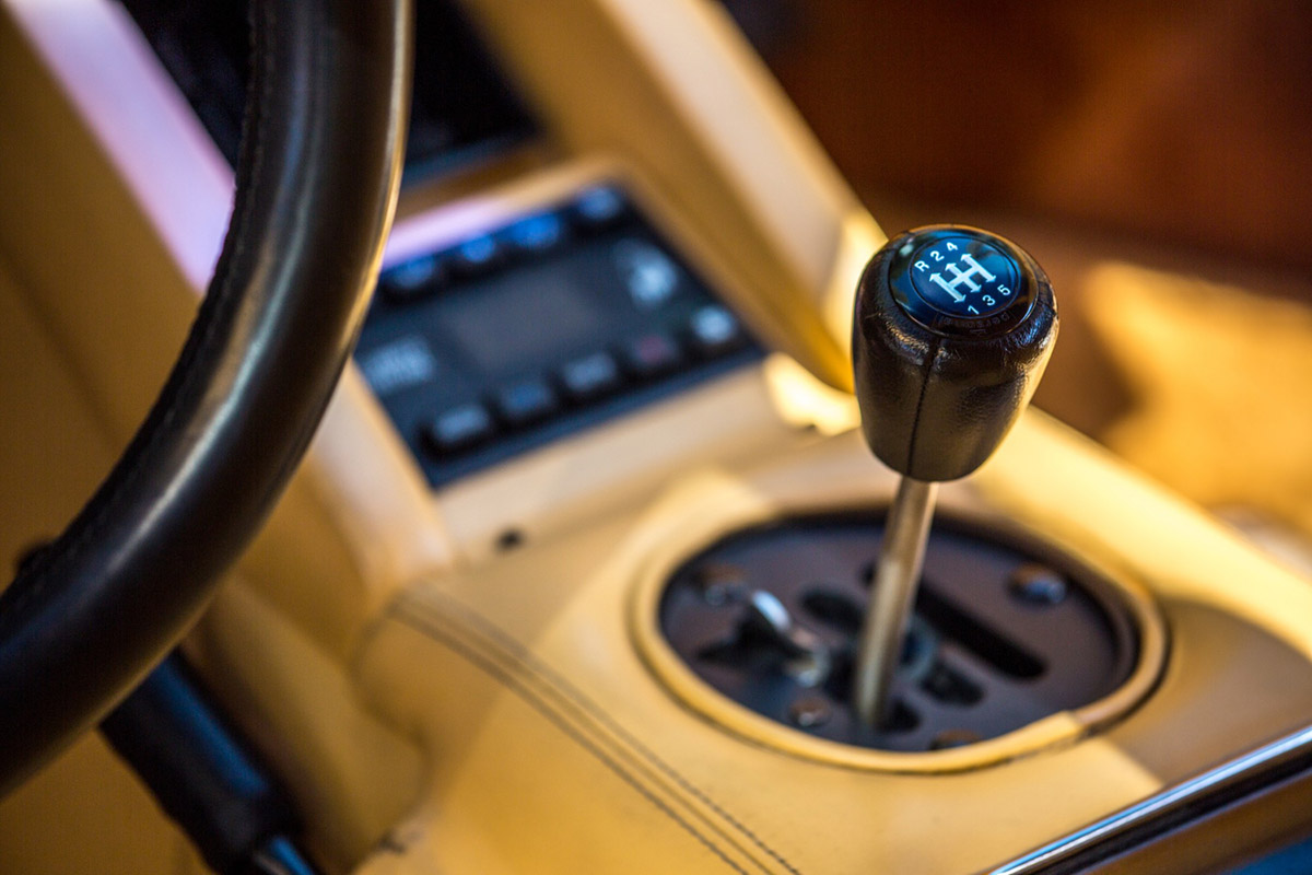 Persneling Mobil: Perbedaan Transmisi Manual dan Matic yang Wajib Diketahui