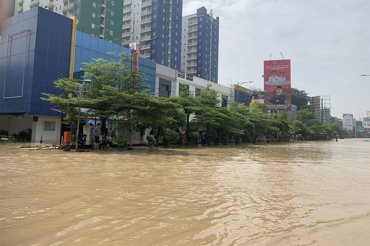 Bekasi Dikepung Banjir, Ketinggian Air Capai 8 Meter Aktivitas Lumpuh