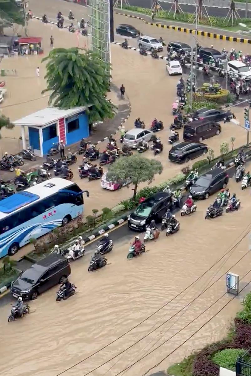 Bekasi Dikepung Banjir, Ketinggian Air Capai 8 Meter Aktivitas Lumpuh