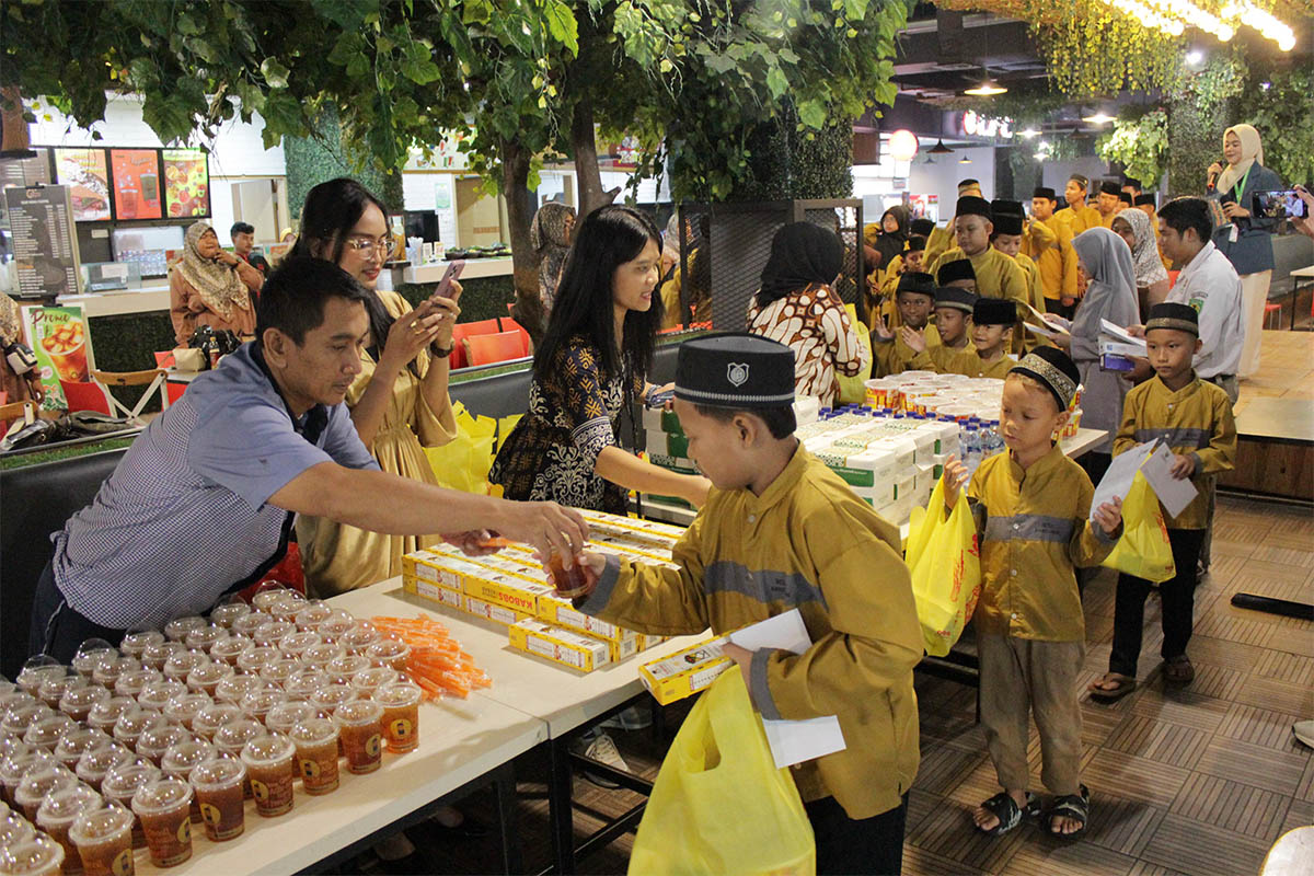 Berbagi Kebahagiaan Ramadan, LMI Ajak 3.000 Anak Yatim Buka Puasa Bersama 