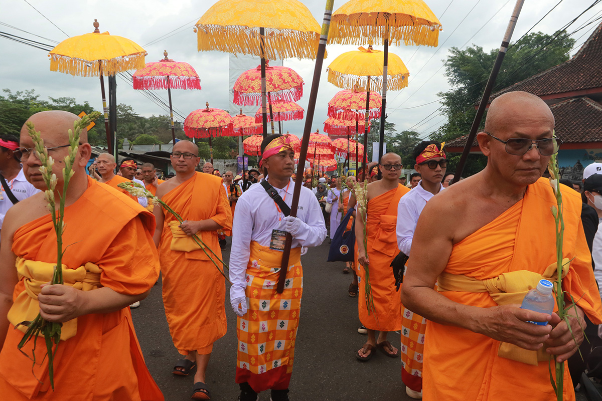 Perayaan Waisak 2025 Hadirkan Spirit Kedamaian di Candi Borobudur
