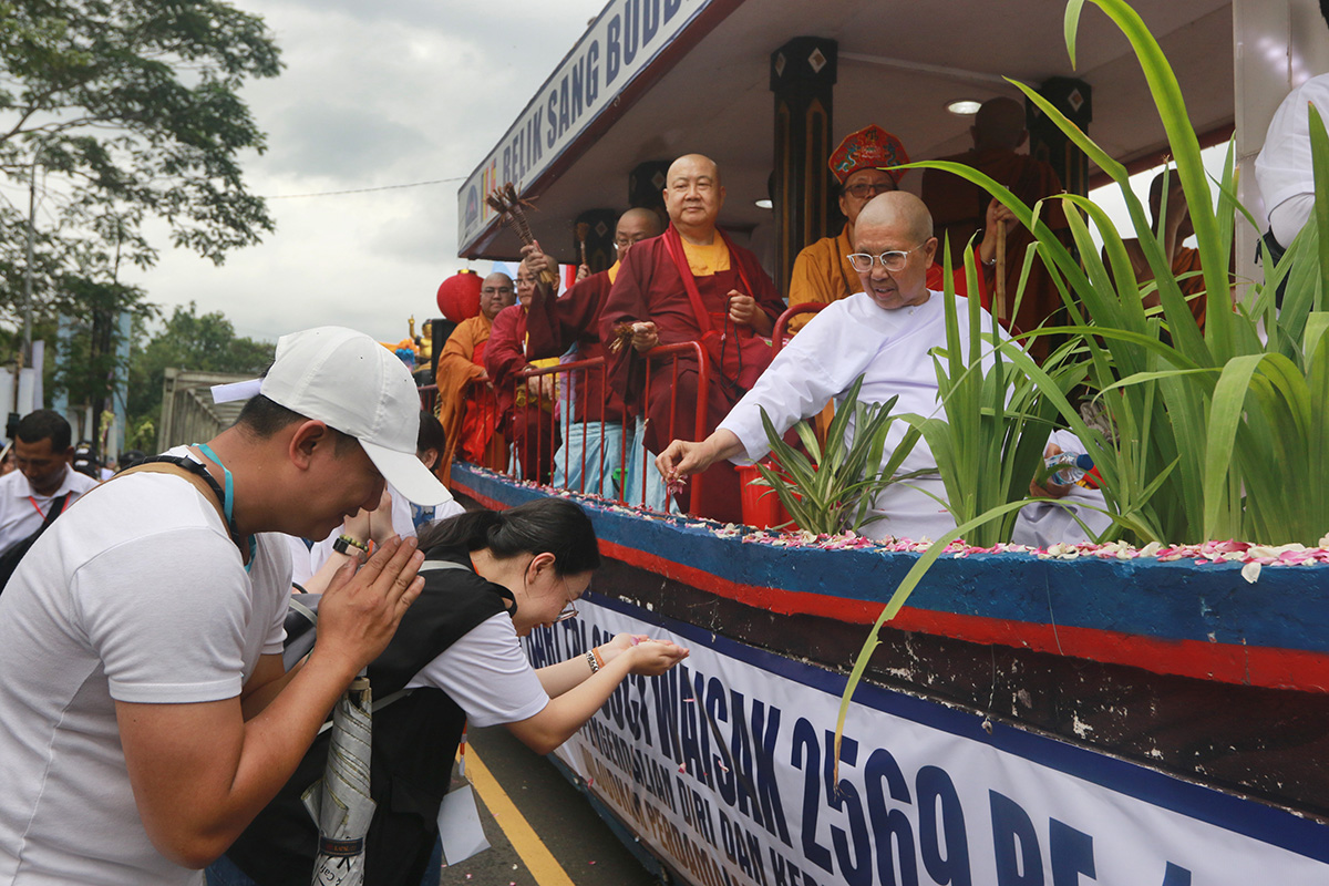 Perayaan Waisak 2025 Hadirkan Spirit Kedamaian di Candi Borobudur
