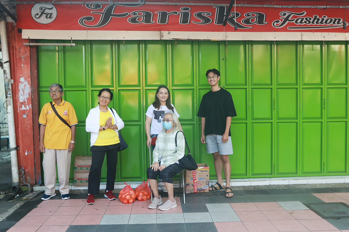 Pindapata: Simbol Penghormatan Umat Buddha kepada Para Biksu