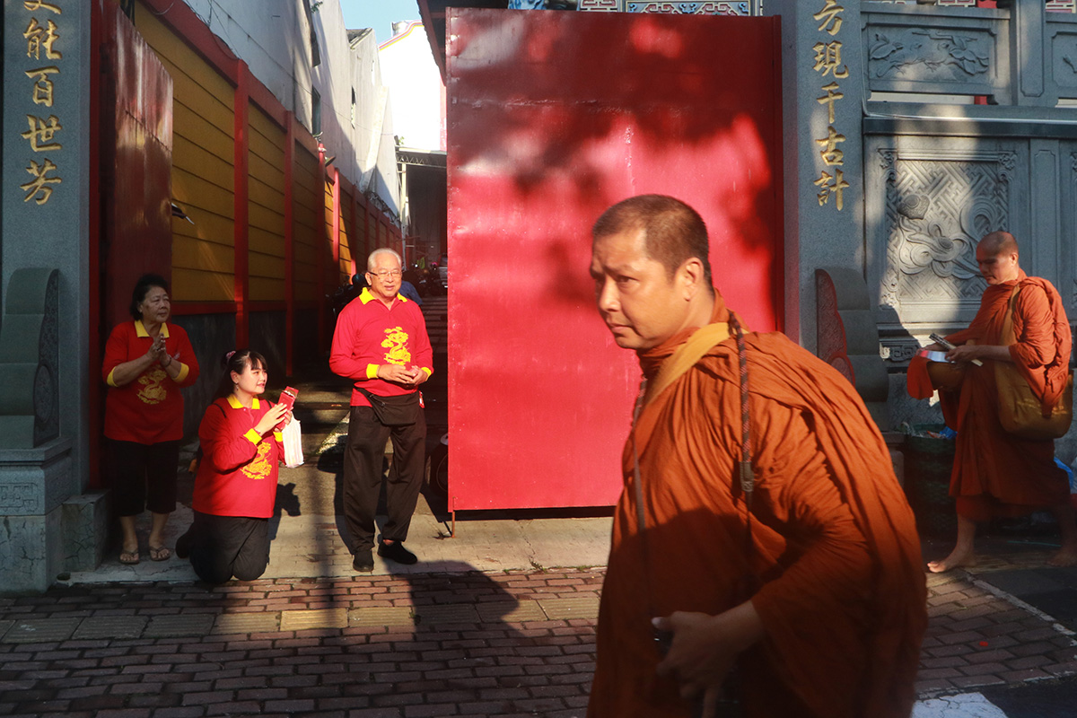 Pindapata: Simbol Penghormatan Umat Buddha kepada Para Biksu