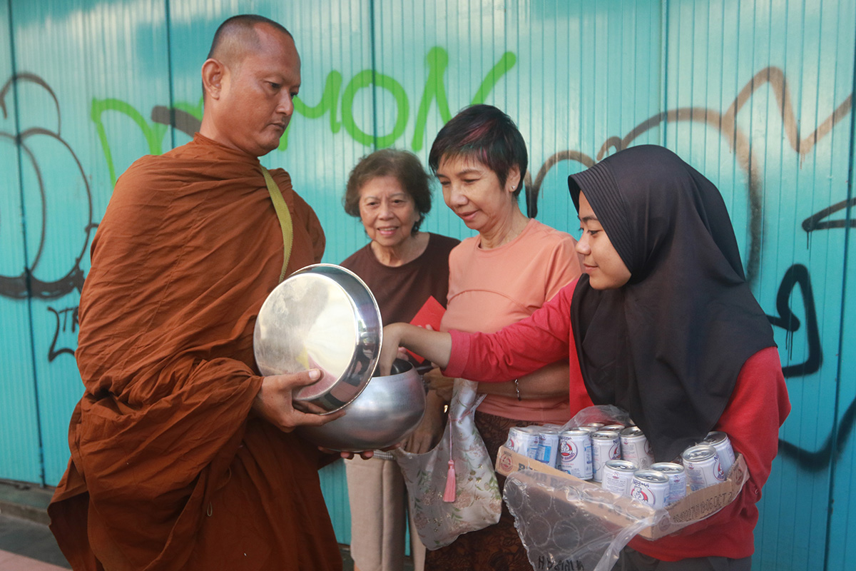 Pindapata: Simbol Penghormatan Umat Buddha kepada Para Biksu