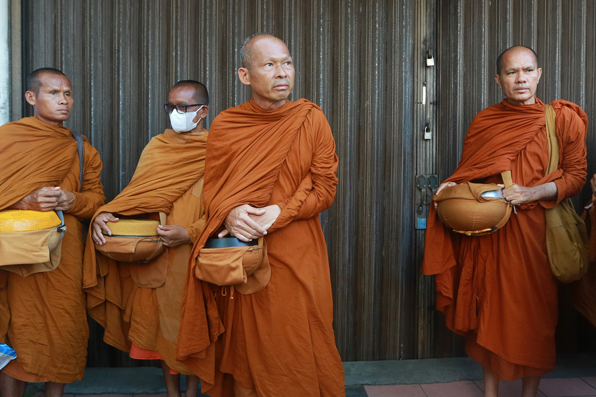 Pindapata: Simbol Penghormatan Umat Buddha kepada Para Biksu