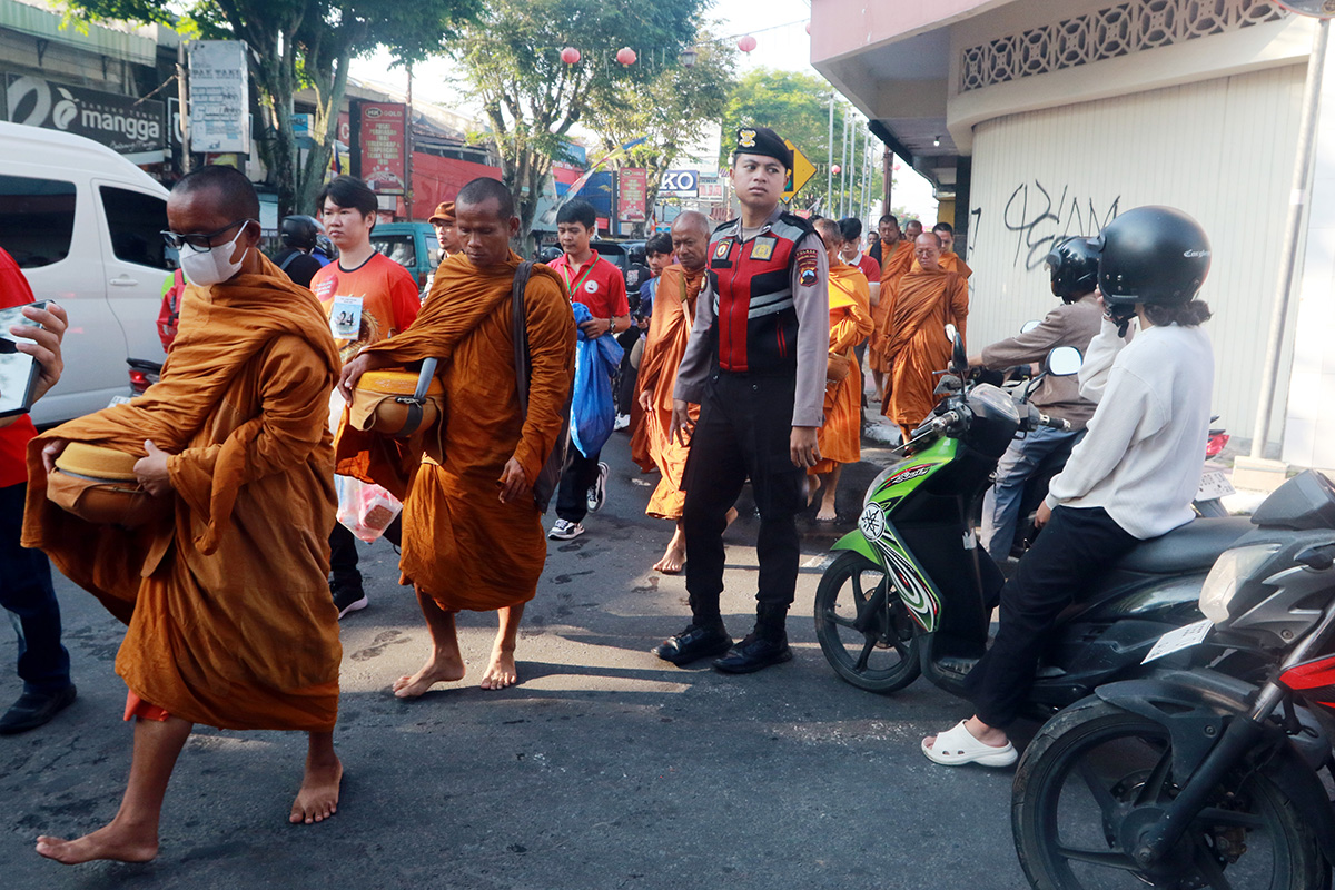 Pindapata: Simbol Penghormatan Umat Buddha kepada Para Biksu