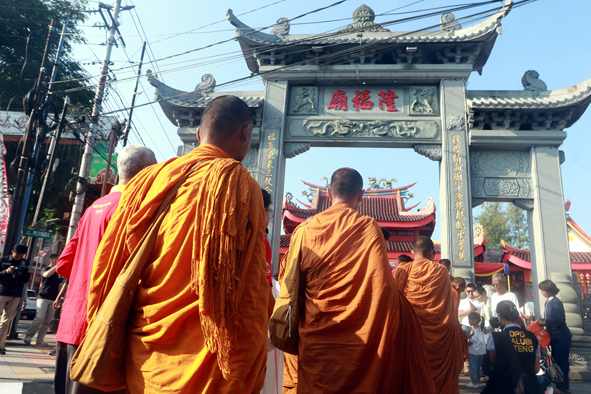 Pindapata: Simbol Penghormatan Umat Buddha kepada Para Biksu