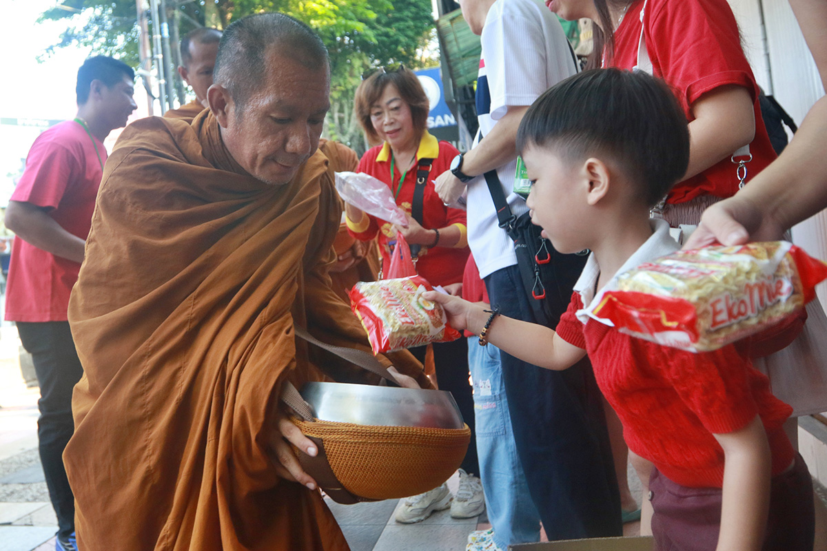 Pindapata: Simbol Penghormatan Umat Buddha kepada Para Biksu