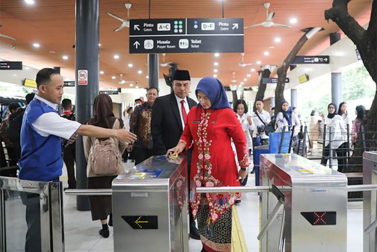 Gubernur Jakarta Wajibkan Pejabat Hadir Pakai Transportasi Umum