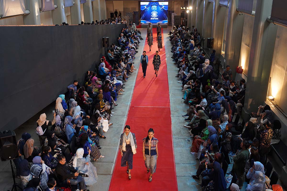 Belantara Budaya Indonesia Tampilkan Fashion 498 Perempuan Berkebaya 