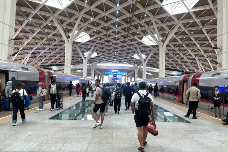Tiket Kereta Whoosh Laris Manis, Halim–Bandung Masih Jadi Favorit