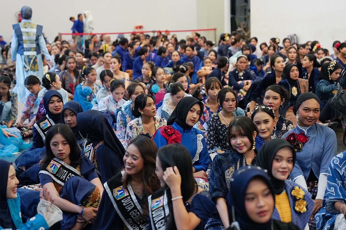 Swarna Biru: 498 Perempuan Berkebaya Tampilkan Wastra Nusantara
